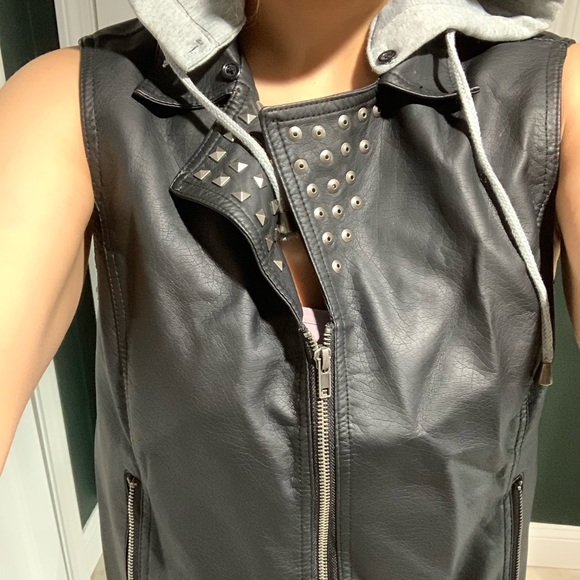 Vest - Picture 2 of 3